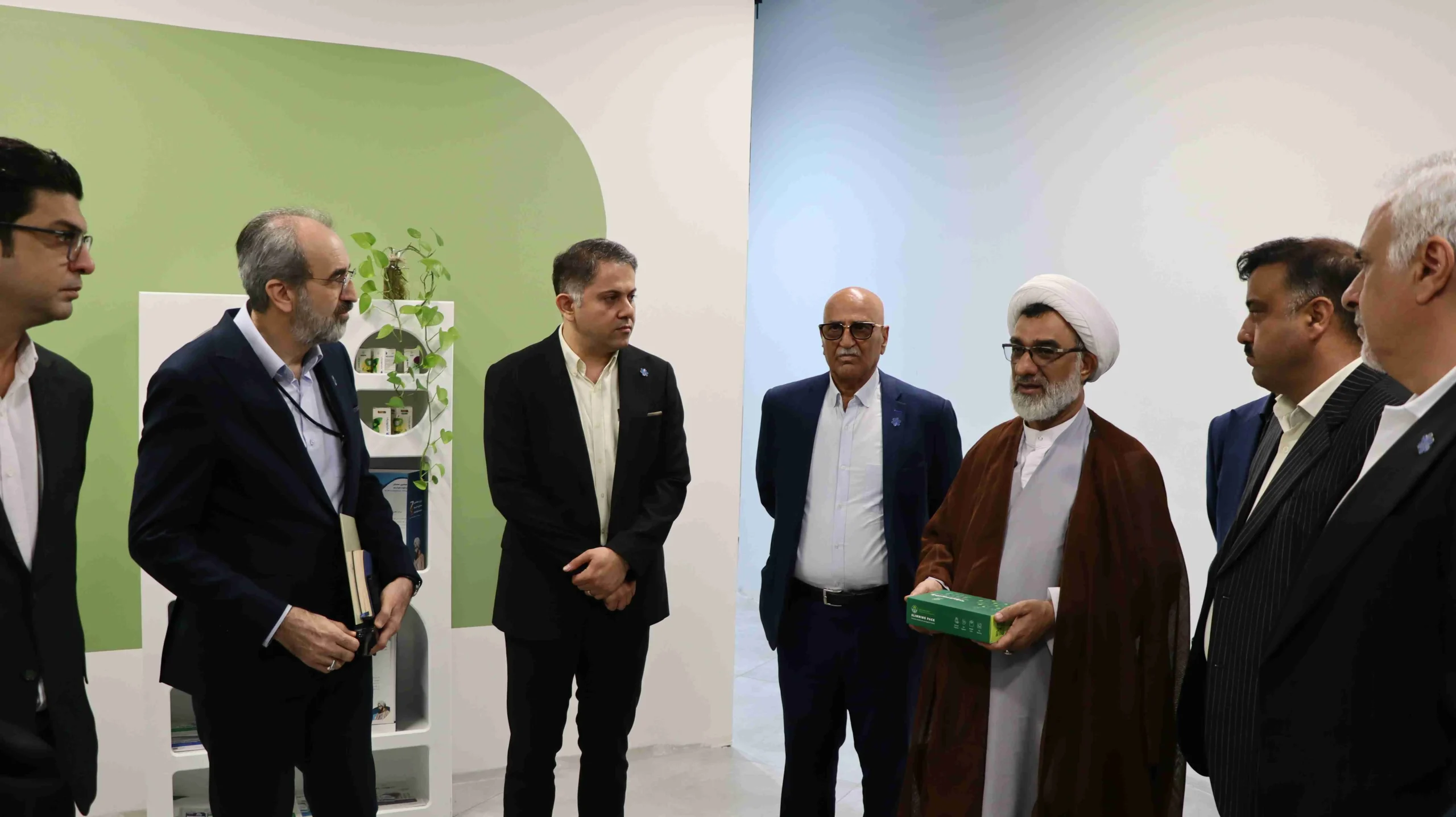 بازدید دبیر شورای عالی انقلاب فرهنگی از شرکت دانش بنیان ویسنا فارما